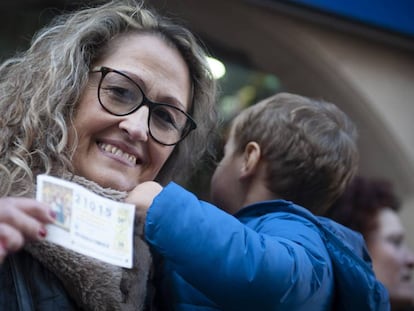 Guadalupe Padilla mostra el dècim premiat amb el segon premi.