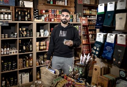 Alberto Mollá Gómez en una tienda del barrio de Benimaclet en Valencia este jueves.