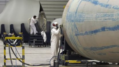 Un trabajador pule un componente de una turbina e&oacute;lica, en la f&aacute;brica de Gamesa de Aoiz (Navarra).