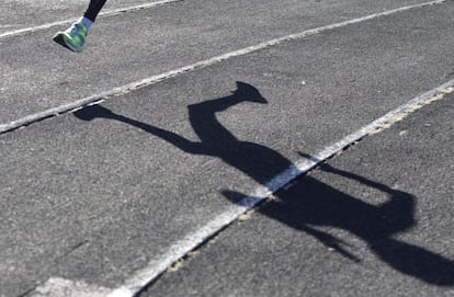 Sombra de un deportista sobre una pista de carreras durante el entrenamiento en un estadio local en la sureña ciudad de Stávropol (Rusia).