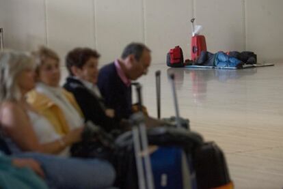 Pasajeros en el aeropuerto de Sevilla, cerrado desde las seis de la mañana por la nube de ceniza volcánica.