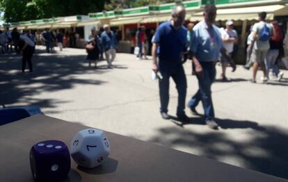 Los dados marcan el número de la caseta de la Feria del Libro de Madrid que hay que visitar.