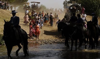 Una hermandad cruza la localidad sevillana de Aznalcázar en su peregrinación hacia la ermita del rocío