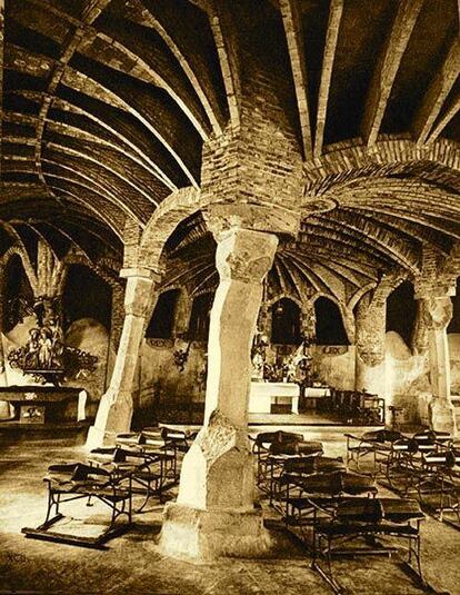Foto histórica de la cripta de la Colonia Güell con los bancos originales de Gaudí.
