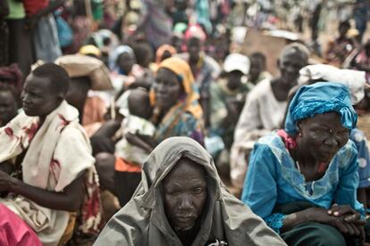 Las organizaciones humanitarias que trabajan en Mingkaman se esfuerzan para llegar a todo el mundo y cubrir las necesidades más básicas: agua, comida y techo. Pero los retos son enormes. En el último mes llegaron 1.000 personas nuevas cada día.