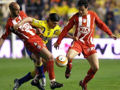 Medina intenta llevarse la pelota entre los rojiblancos Colsa y García Calvo.