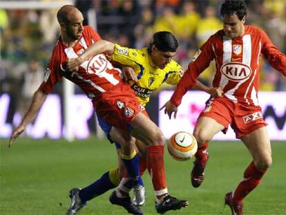 Medina intenta llevarse la pelota entre los rojiblancos Colsa y García Calvo.