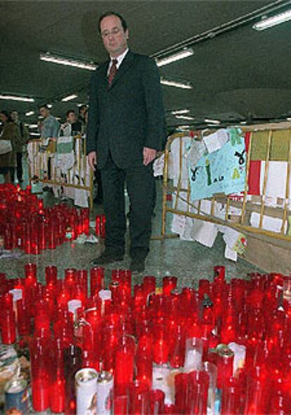 François Hollande, líder de los socialistas franceses, visitó la estación de Atocha para rendir homenaje a las víctimas del 11-M.