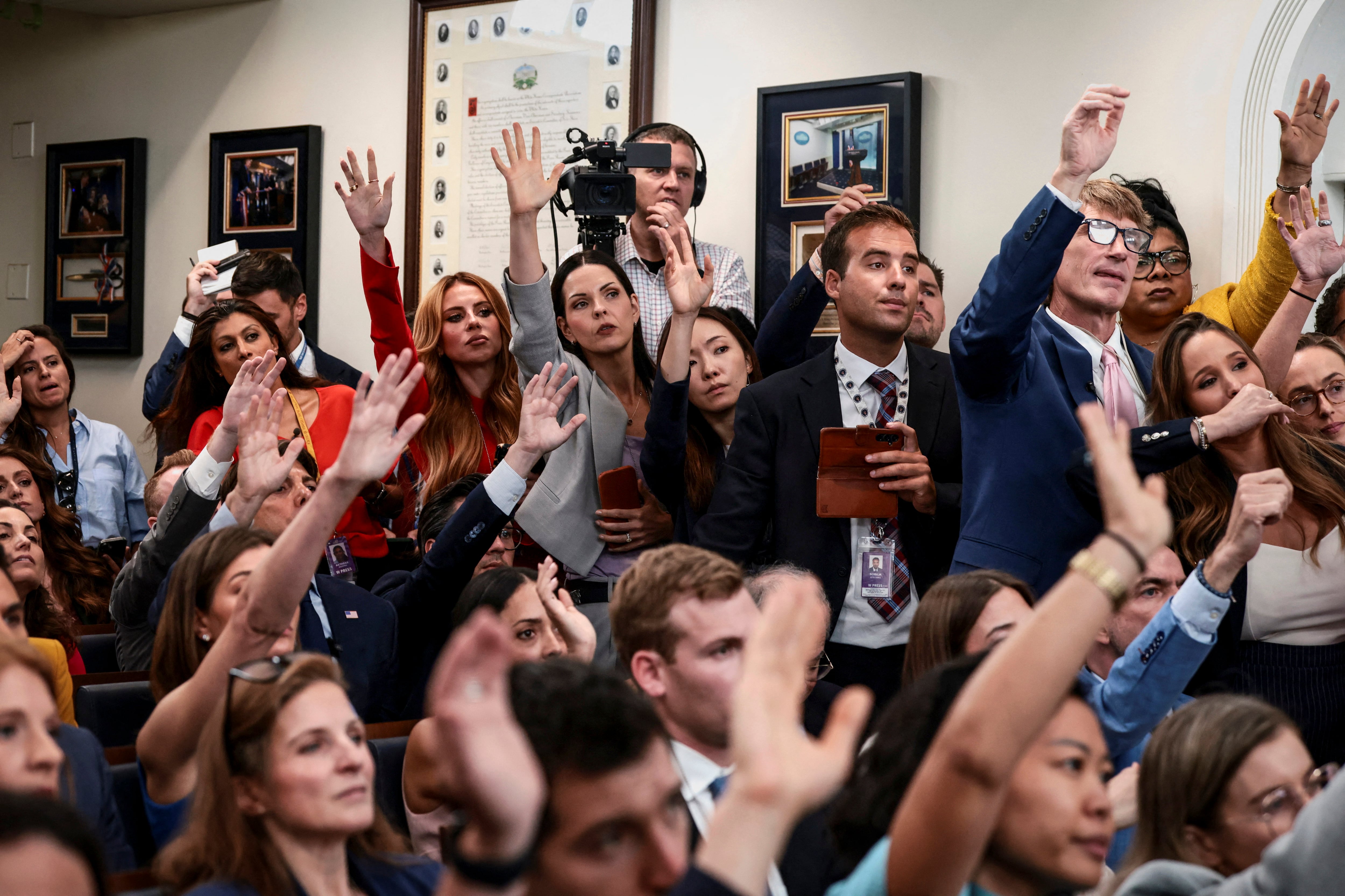 Los principales medios de Estados Unidos se unen para oponerse al veto de Trump a CNN, MS NOW y Politico