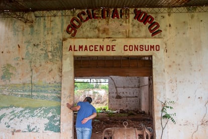 El municipio no tiene ya casi fuentes de empleo y muchas de las casas y negocios originales de los colonos se están deteriorando. El cartel dice “Sociedad Yopoi” que significa “mano siempre presta a ayudar y compartir” en guaraní, la lengua más hablada de Paraguay hasta hoy, más aún cuando los colonos alemanes llegaron.