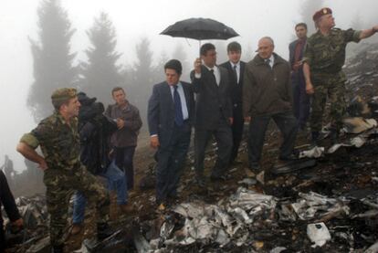 Trillo (con corbata azul) visita el lugar del accidente del Yak-42 en mayo de 2003.