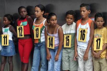 Niños saharauis, ayer, en su visita a la Diputación de Sevilla.