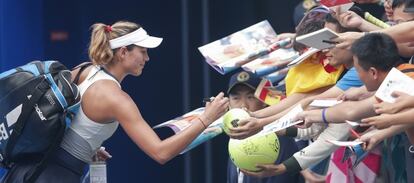 Muguruza firma autógrafos a los aficionados chinos.