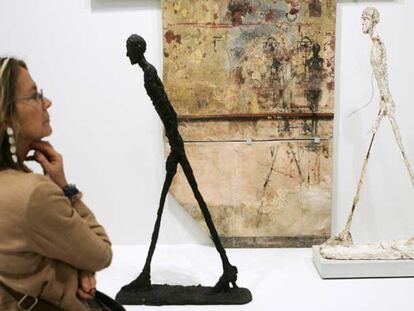 Dos de las esculturas y uno de los cuadros de la exposición <i>L'atelier d'Alberto Giacometti </i><b>en el Centro Pompidou de París.