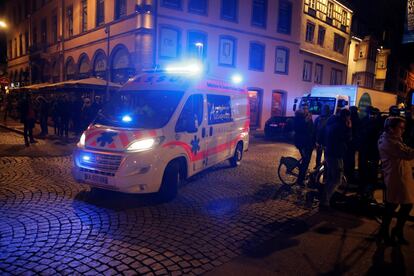 Una ambulancia traslada a las víctimas del atentado de Estrasburgo.