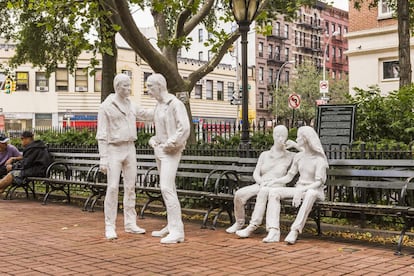 Les revoltes de Stonewall durant la dècada del 1960 a Greenwich Village van marcar el naixement del moviment en defensa dels drets dels homosexuals. Ara, amb llocs com Christopher Park (a la foto), la Harvey Milk School, els Lesbian Herstory Archives i els teatres de Broadway, Nova York és un paradís per als viatgers gais.