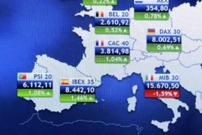 El Tesoro italiano colocó hoy el máximo de 3.000 millones de euros que ofrecía en bonos a 2 y 15 años, con una rebaja en el tipo de interés fijado por los títulos bienales con respecto a la última subasta, según informó el Banco de Italia. EFE/Archivo