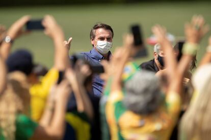 El presidente brasileño Jair Bolsonaro saluda a simpatizantes que le celebran su cumpleaños 66, este domingo en Brasilia.