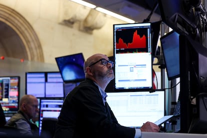Operador del mercado en la Bolsa de Nueva York, el pasado 10 de abril.