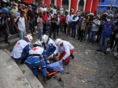 La Cruz Roja colombiana recoge el cadáver del funcionario de la Fiscalía linchado tras disparar contra dos manifestantes.