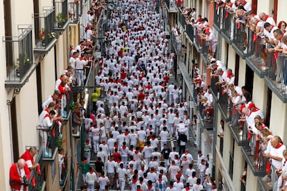 Los mozos llenan la calle Estafeta antes del inicio del primer encierro.