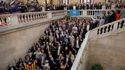 Cantando "Els Segadors" tras la sesión en el Parlament.