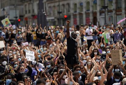 Miles de personas protestan contra el racismo en la Puerta del Sol de Madrid, el domingo.