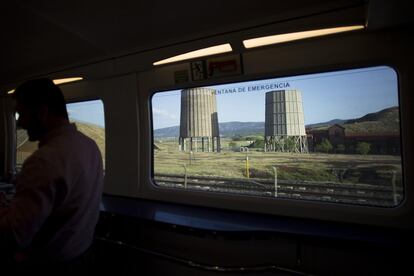 18-02-2017: Antiguas instalaciones mineras y ferroviarias a ambos lados del tren a su paso por Puerollano.
FOTO: PACO PUENTES/EL PAIS