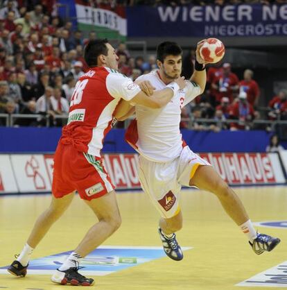 Gurbindo, a la derecha, durante el Europeo de 2010 con España.