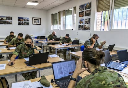 En la formación les han explicado desde lo más básico, qué es la covid, los síntomas o los tipos de test, hasta cuestiones sobre cómo tratar la confidencialidad de los datos. Una de las claves del trabajo de estos rastreadores pasa por conseguir que el contacto, en caso de ser positivo, colabore con él. Han de empatizar con él, tranquilizarle y explicarle los pasos que debería seguir. Es casi una labor psicológica.