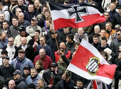 Neonazis en una marcha del ultraderechista Partido Nacional Democrático (NPD) en 2005.