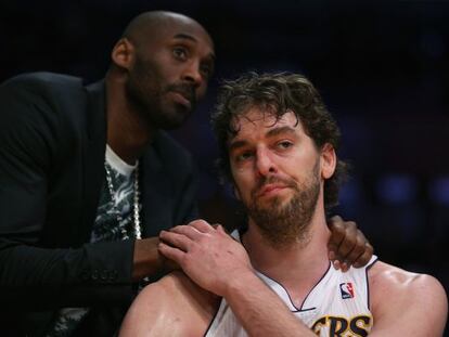 Pau Gasol consolado por Kobe Bryant al acabar el partido.