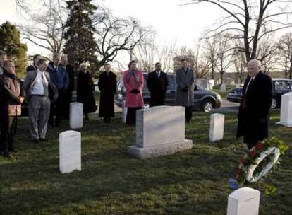 El ex astronauta y senador estadounidense John Glenn (a la derecha de la imagen), el administrador de la NASA Michael Griffin y otros directivos de la NASA, asisten a una ceremonia en el cementerio nacional de Arlington, en EEUU, dentro del Día del Recuerdo de la NASA. En la ceremonia se depositaron coronas en memoria de los hombres y mujeres que dieron su vida por la exploración espacial.