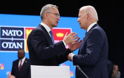 Jens Stoltenberg, secretario general de la OTAN, conversaba con Joe Biden en la cumbre de la Alianza en Madrid, el pasado 29 de junio.