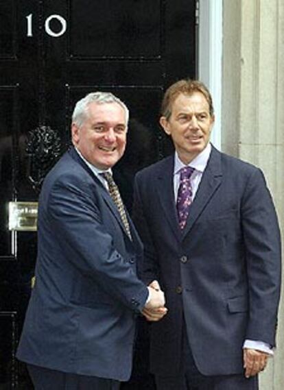 El primer ministro británico, Tony Blair, saluda a su homólogo irlandés, Bertie Ahern, en Downing Street.