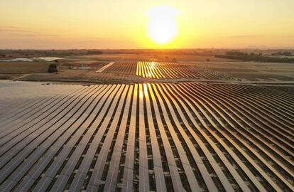 Una imagen de archivo de una planta de energía solar.