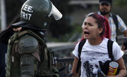 Una joven increpa a un policía chileno, en una protesta en Santiago el 2 de diciembre pasado.