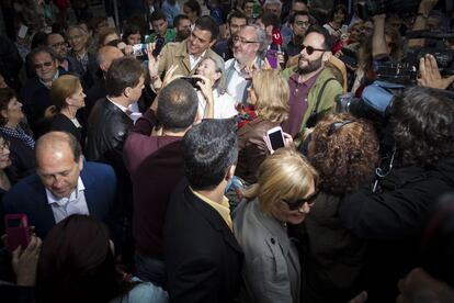 Pedro Sánchez llega a la ciudad de Mariano Rajoy rodeado de un tumulto de simpatizantes.