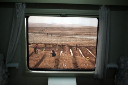 Un grupo de trabajadores, en una granja colectiva, a 50 kilómetros al sur de la frontera de Sinuiji, al norte del país. Pyongyang ha abierto sus fronteras a un reducido número de periodistas extranjeros con motivo del primer centenario del nacimiento del fundador del régimen, así como del lanzamiento del cohete Unha-3, que va a poner en órbita un supuesto satélite de observación.