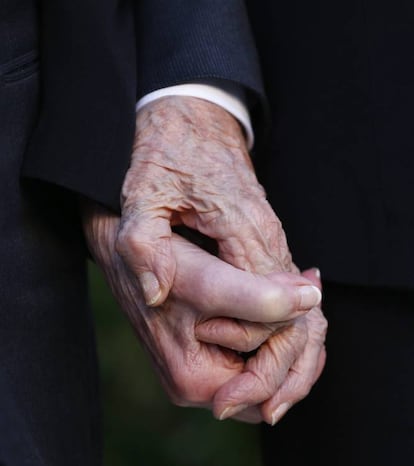 Cuando cumplió 99 años en 2015, Kirk (y su mujer Anne, sus manos entrelazadas en la foto) prefirió hacerle un regalo a la profesión que le ha dado todo lo que tiene. Su donación de 14 millones de euros a una casa de acogida para actores con alzheimer permitió la construcción de un nuevo edificio, que Kirk rechazó bautizar con su propio nombre: la residencia se llama "el asilo de Harry", en honor al padre del actor. Kirk y su esposa Anne Douglas han donado un total de 37 millones de euros a causas benéficas, la mitad de su fortuna. Pero él no tiene ningún interés en regodearse en su filantropía y generosidad. Él es, simplemente Kirk, el hijo de un trapero.