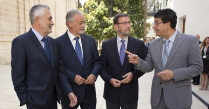 José Antonio Griñán, el defensor del pueblo andaluz, Jesús Maeztu, Manuel Gracia, presidente del Parlamento, y Diego Valderas, ayer en la toma de posesión del segundo.