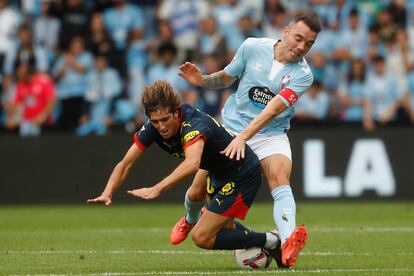 El delantero del Girona Bryan (i) lucha por el balón con el delantero Iago Aspas (d) del Celta de Vigo durante el partido de LaLiga entre el Celta de Vigo y el Girona celebrado este domingo el estadio Balaidos de Vigo.