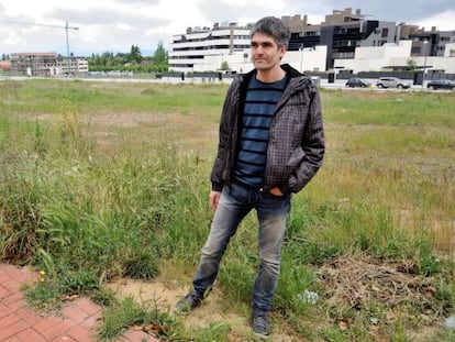 El profesor de la UPV Roberto Torres, autor de una tesis sobre la dispersión urbana, fotografiado en un barrio de Vitoria.