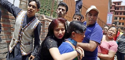 Nepalíes corren en busca de un espacio abierto durante un nuevo seísmo en Sankhu, a las afueras de Katmandú.