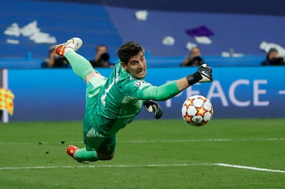 El portero belga del Real Madrid, Thibaut Courtois, hace una parada durante el partido frente al Manchester City.