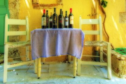 Una mesa llena de botellas de vino griego (Fotografía de <a href="http://www.flickr.com/photos/wolfgangstaudt/" target="_blank">Wolfgang Staudt</a> distribuida <a href="http://creativecommons.org/licenses/by/2.0/deed.es" target="_blank">bajo licencia Creative Commons</a> )