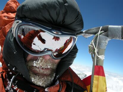 Carlos Soria en la cima del Broad Peak (8.047 metros), en la frontera entre China y Pakist&aacute;n, en el a&ntilde;o 2007. 