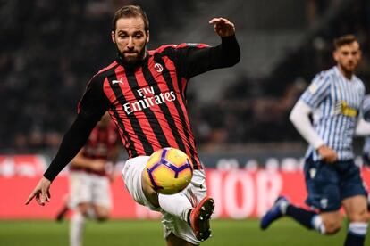 Higuaín controla un balón en un partido con el Milan.