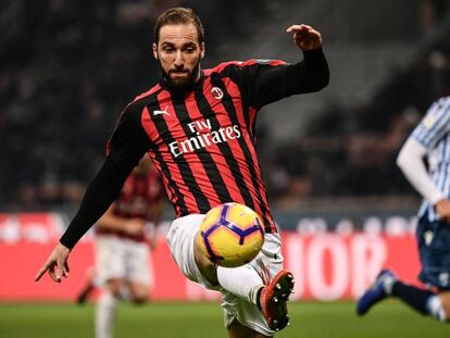 Higuaín controla un balón en un partido con el Milan.