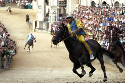 El jinete Luigi Trecciolino encabeza la carrera de El Palio, celebrada ayer en Siena.